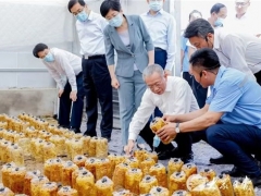 山東省委書記劉家義前往聊城市臨清清源正本生物醫(yī)藥科技有限公司調(diào)研考察 ()